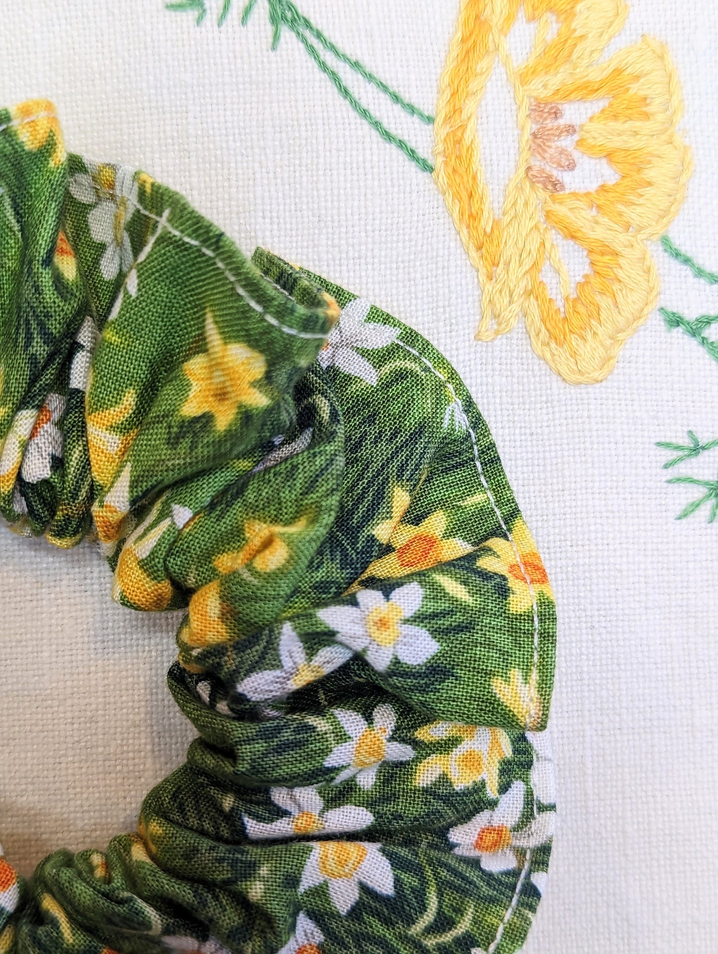 DAFFODIL MEADOW SCRUNCHIE